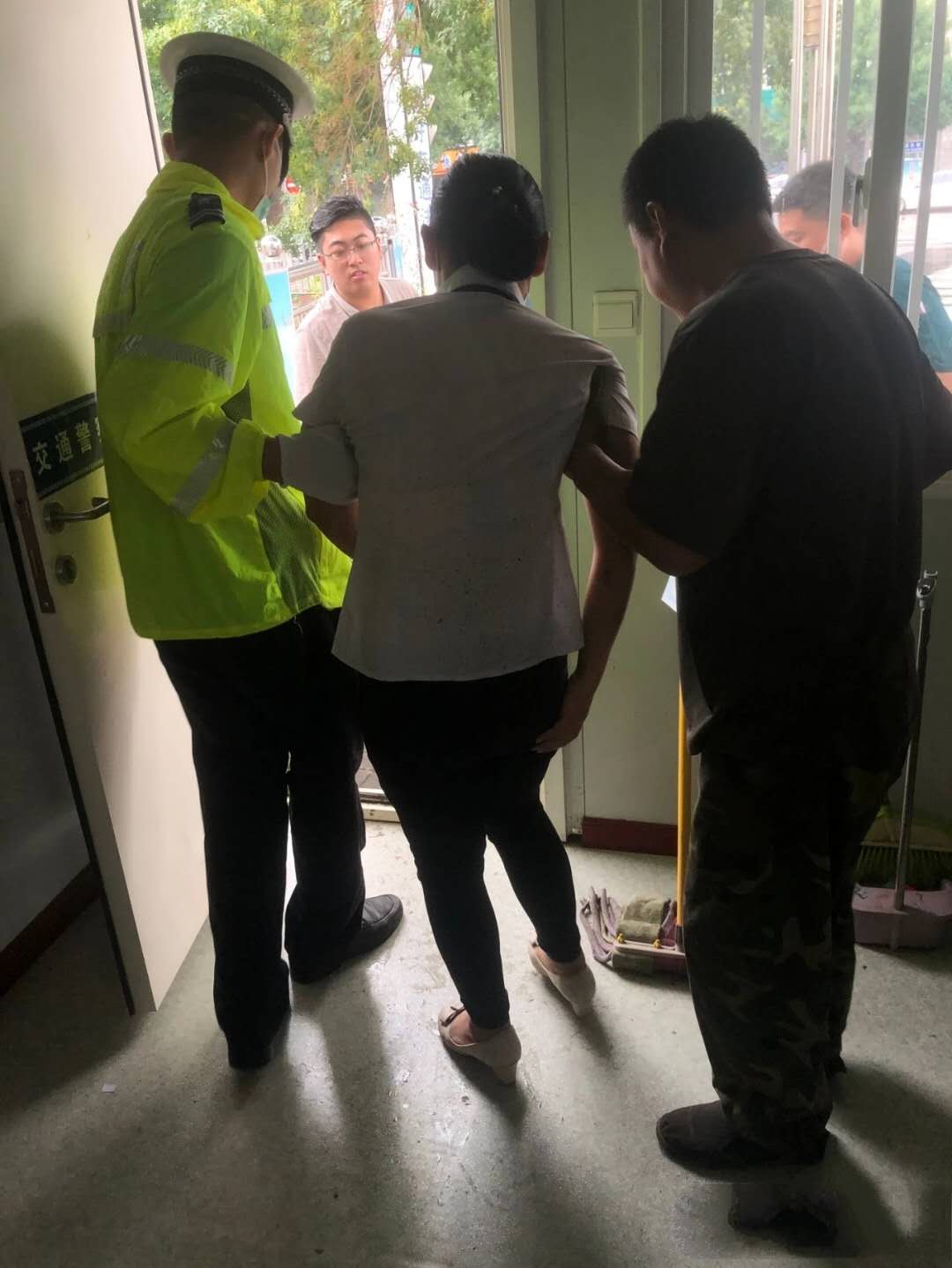 �ӱ����ݣ� ���⽻�����켰ʱ�����¹���Ա