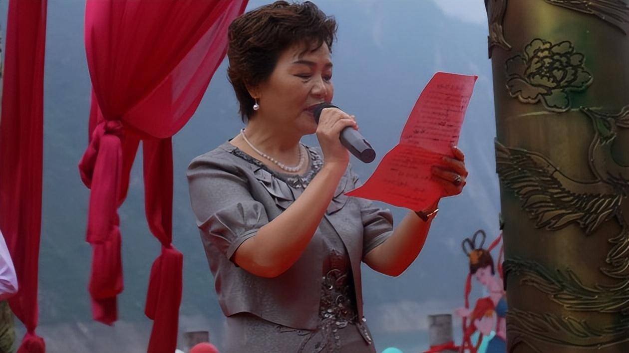 「三峡之恋婚旅真人秀」证婚仪式巫山神女峰盛大举行