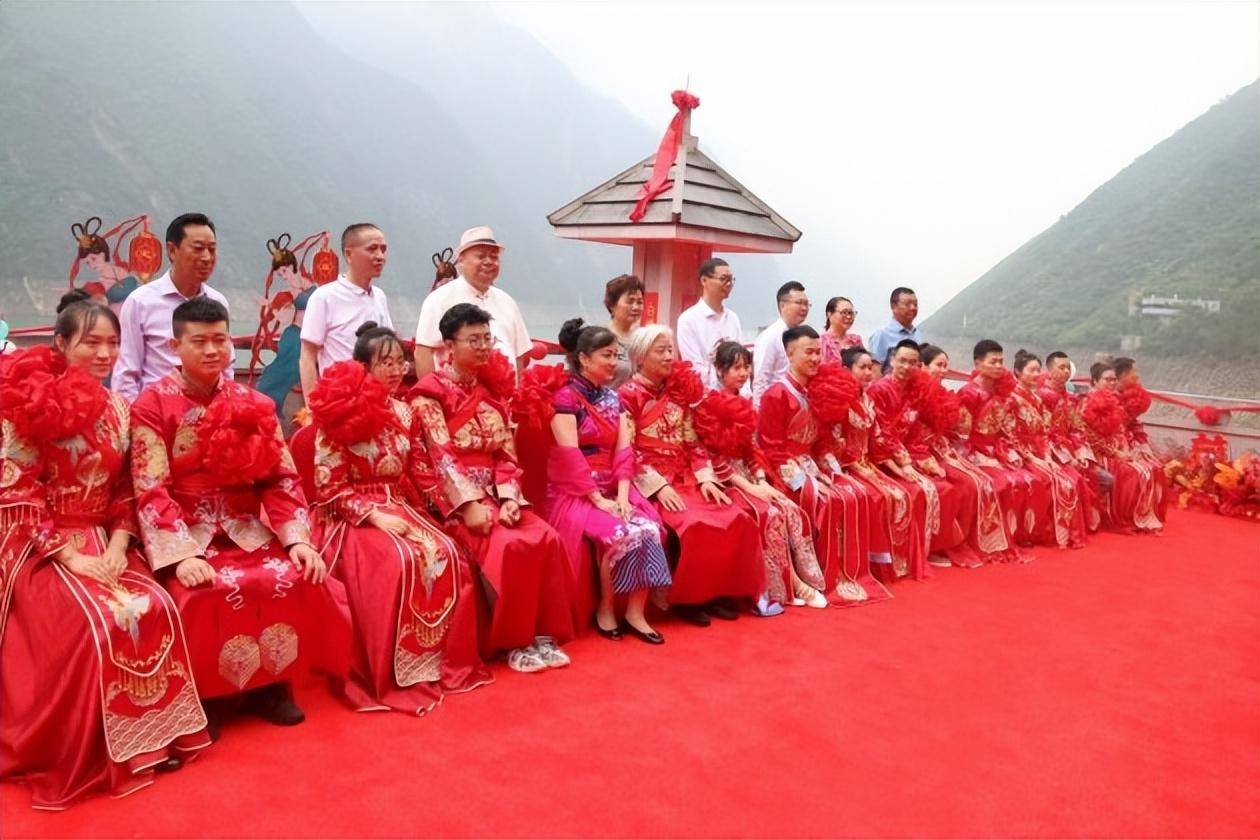 「三峡之恋婚旅真人秀」证婚仪式巫山神女峰盛大举行