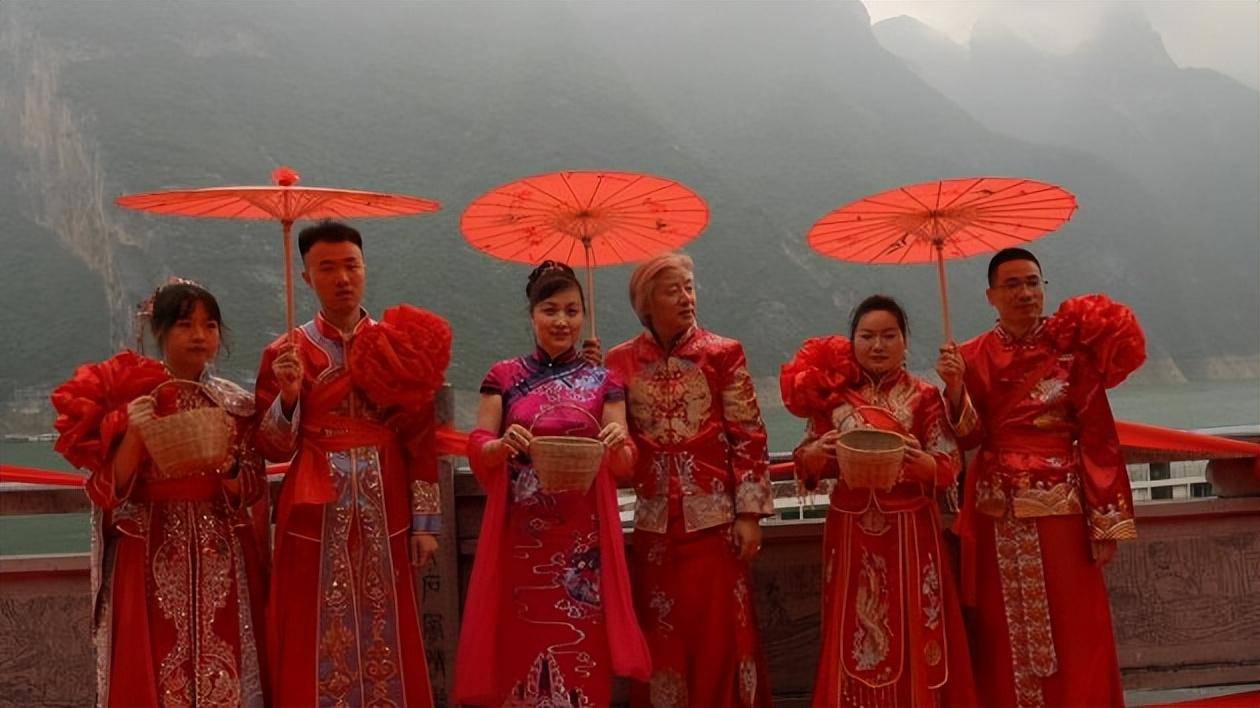 「三峡之恋婚旅真人秀」证婚仪式巫山神女峰盛大举行