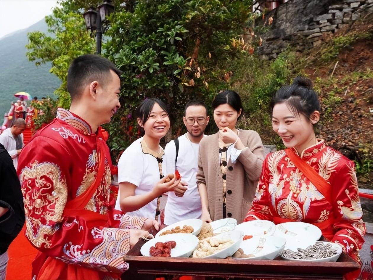 「三峡之恋婚旅真人秀」证婚仪式巫山神女峰盛大举行