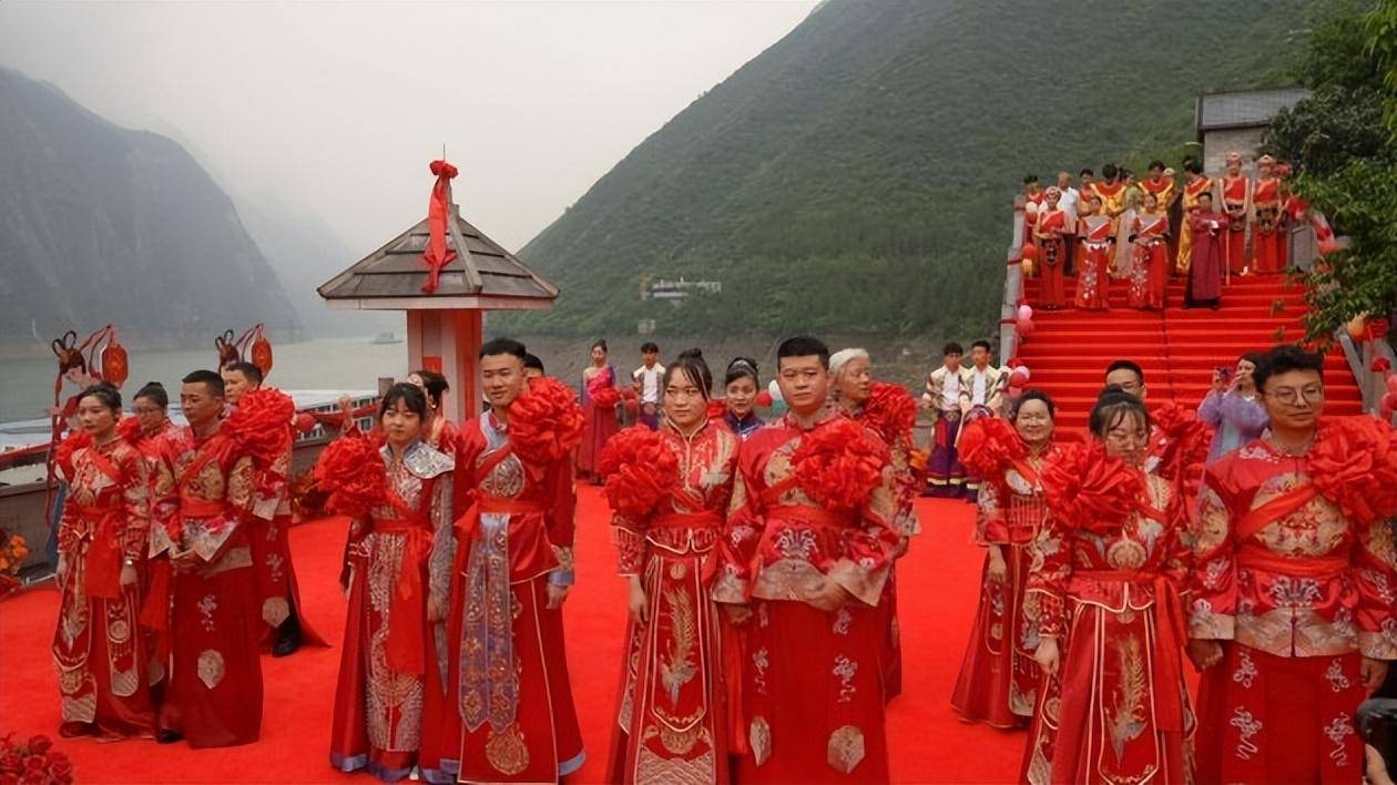 「三峡之恋婚旅真人秀」证婚仪式巫山神女峰盛大举行