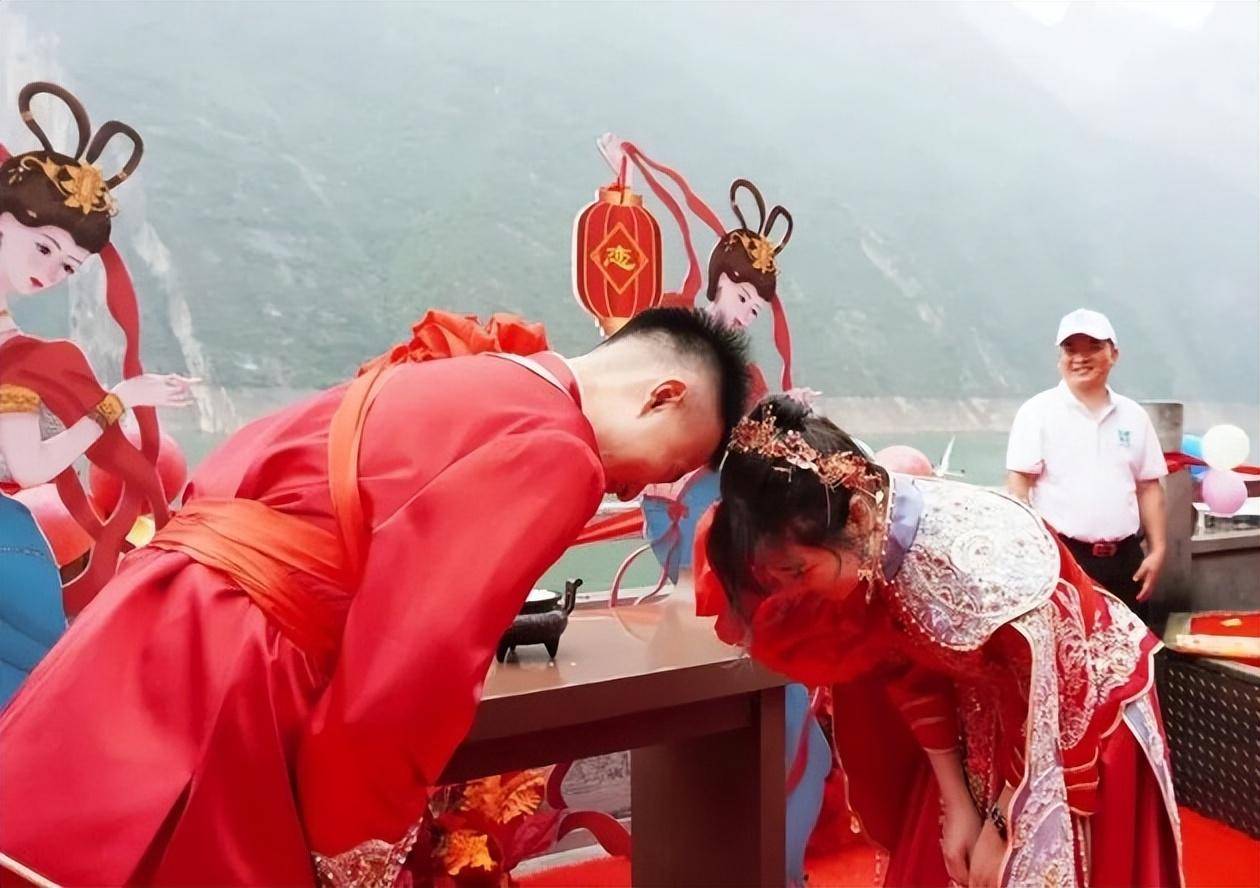 「三峡之恋婚旅真人秀」证婚仪式巫山神女峰盛大举行