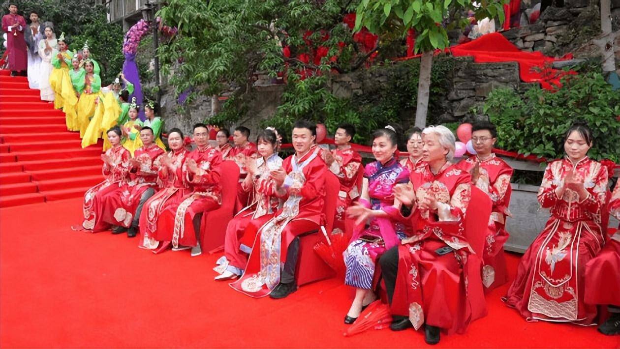 「三峡之恋婚旅真人秀」证婚仪式巫山神女峰盛大举行