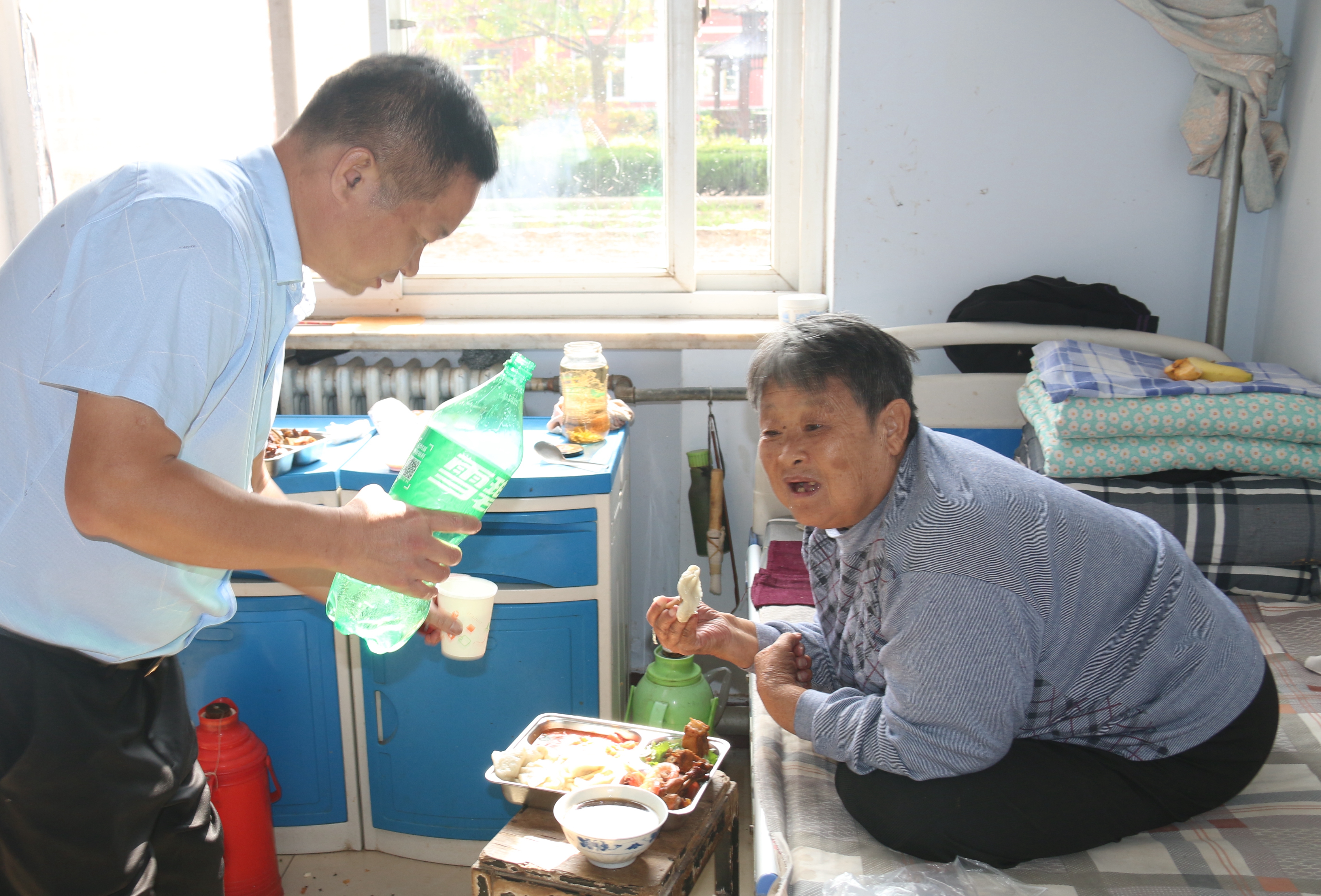 简篇-【网络中国节.重阳】三千社团志愿者走进铁城区域敬老院奉献爱心