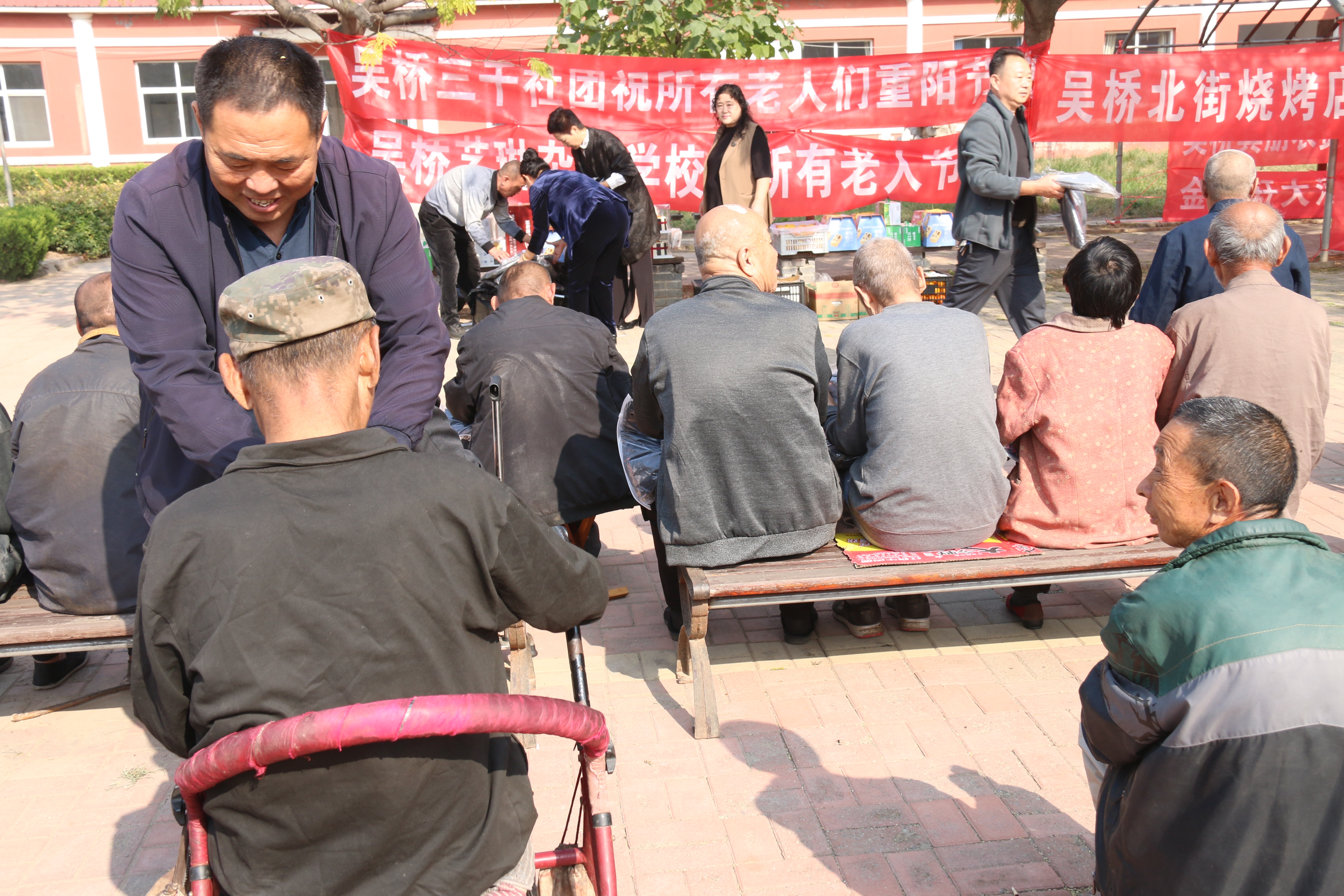 简篇-【网络中国节.重阳】三千社团志愿者走进铁城区域敬老院奉献爱心