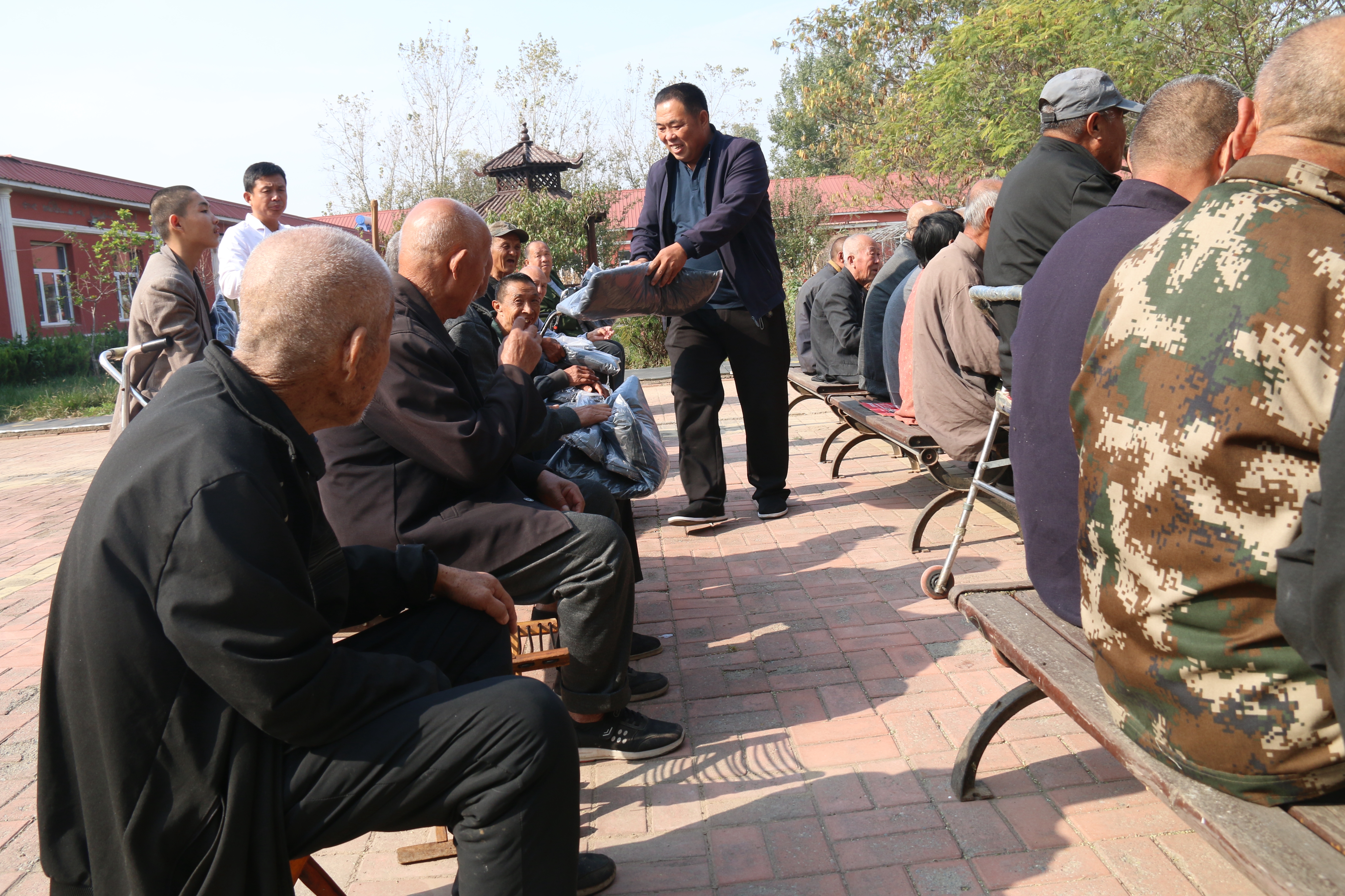 简篇-【网络中国节.重阳】三千社团志愿者走进铁城区域敬老院奉献爱心