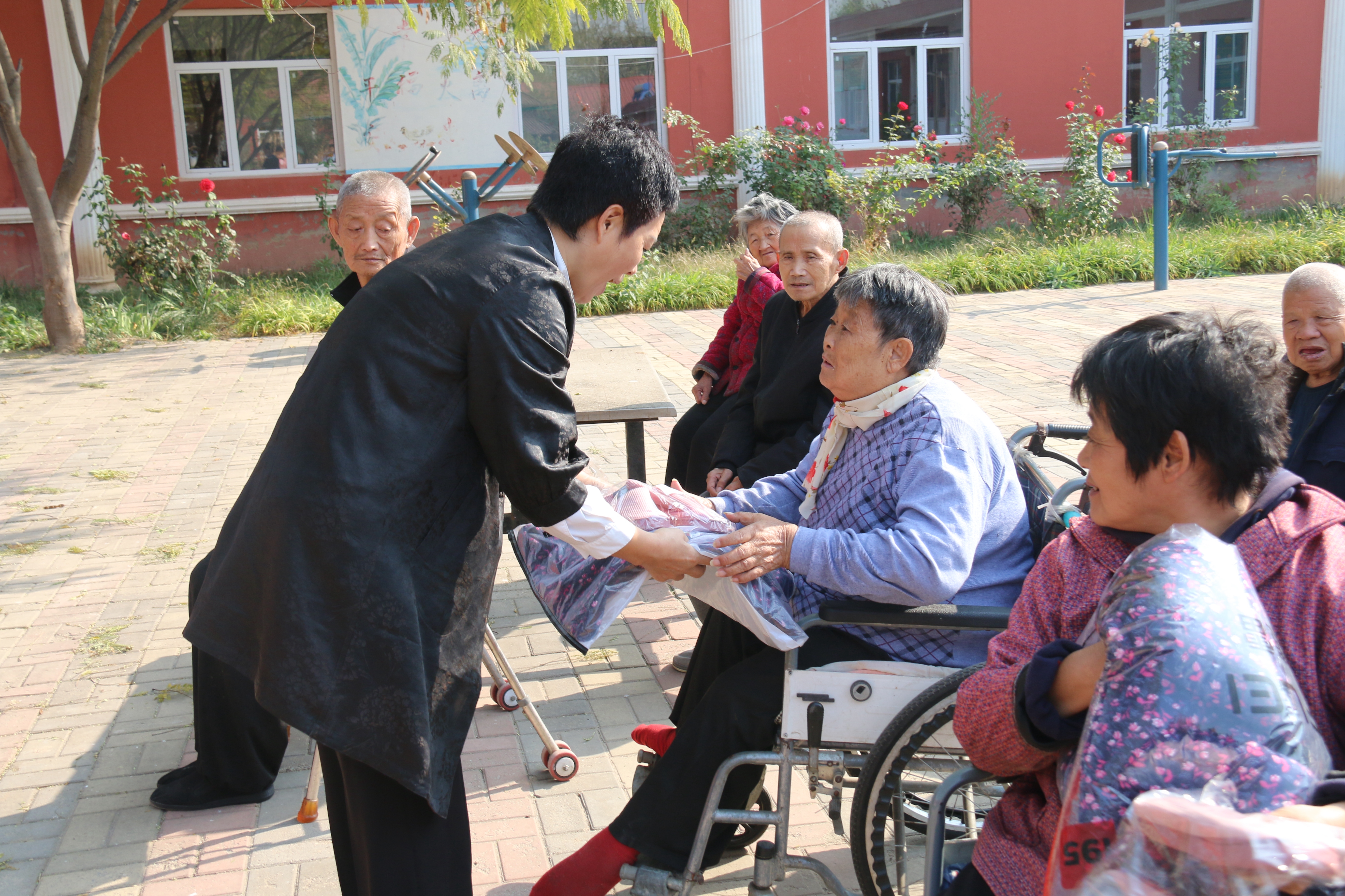 简篇-【网络中国节.重阳】三千社团志愿者走进铁城区域敬老院奉献爱心