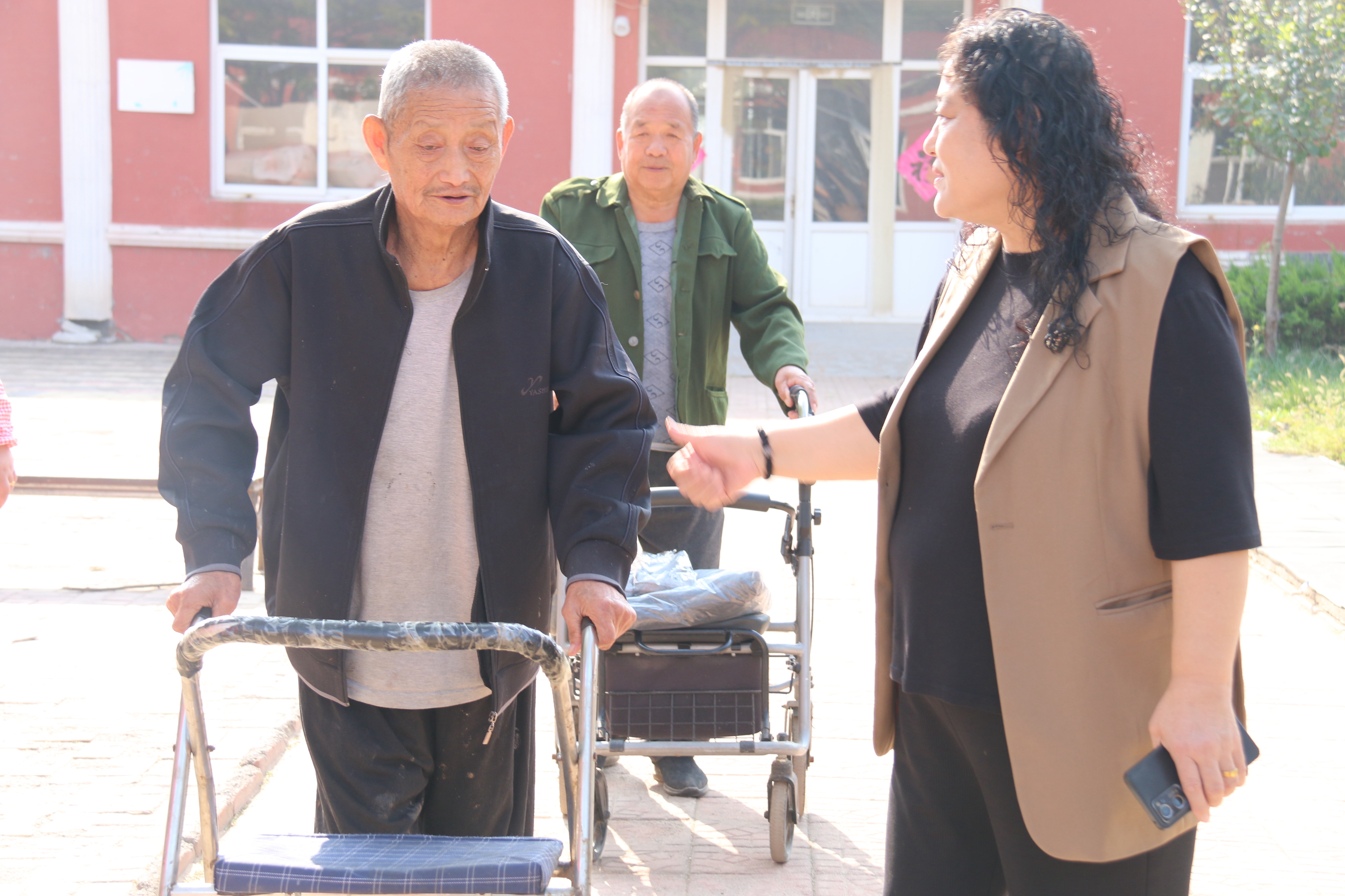 简篇-【网络中国节.重阳】三千社团志愿者走进铁城区域敬老院奉献爱心